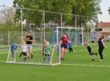 Laatste training S.K.N.W.K. JO7-1 van seizoen 2022-2023 (partijtje tegen de ouders) (102/130)